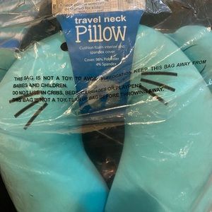 Travel neck pillow